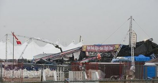 Canada: Stage collapse kills one, injures 75